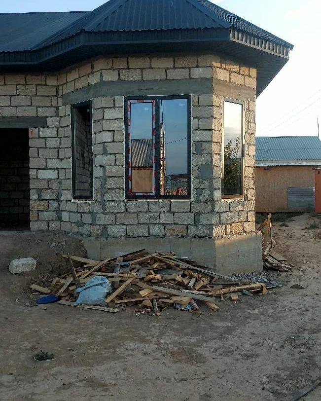 Два окна из ламинированного профиля в доме из ракушечника в Атырау