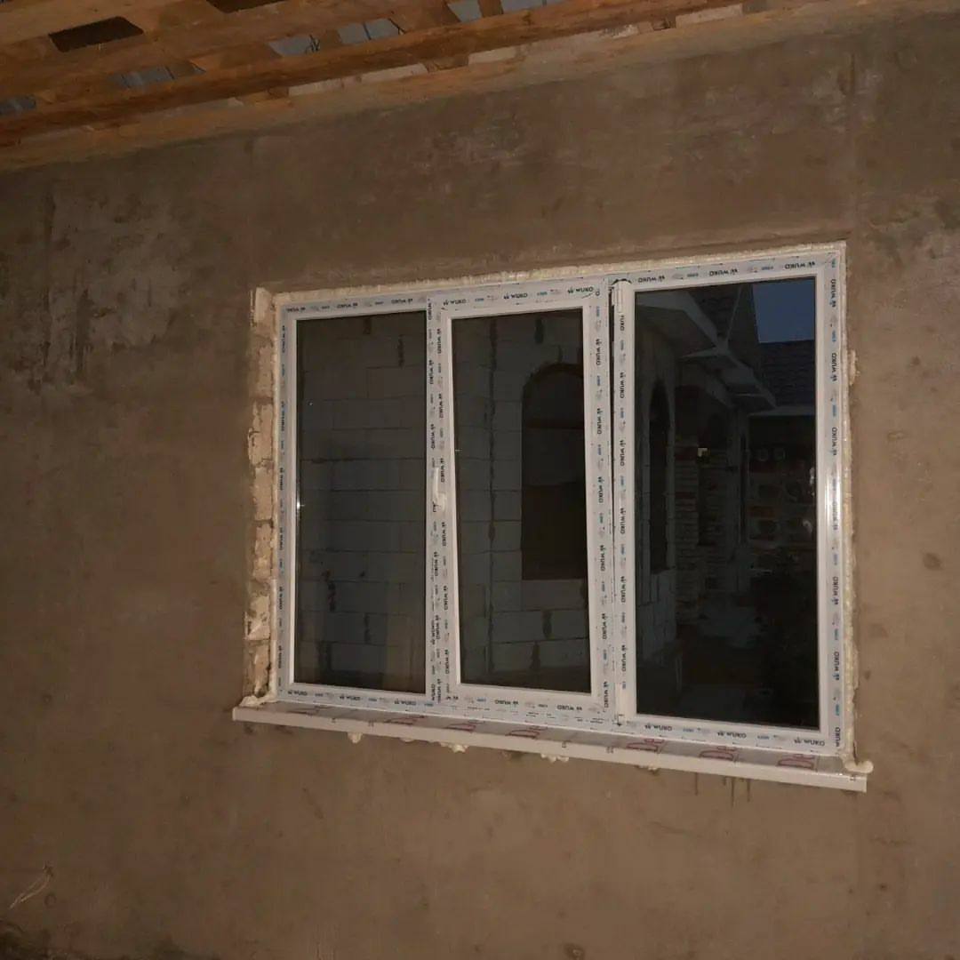 Трёхстворчатое пластиковое окно, установленное в доме в Атырау, вид изнутри до чистовой отделки