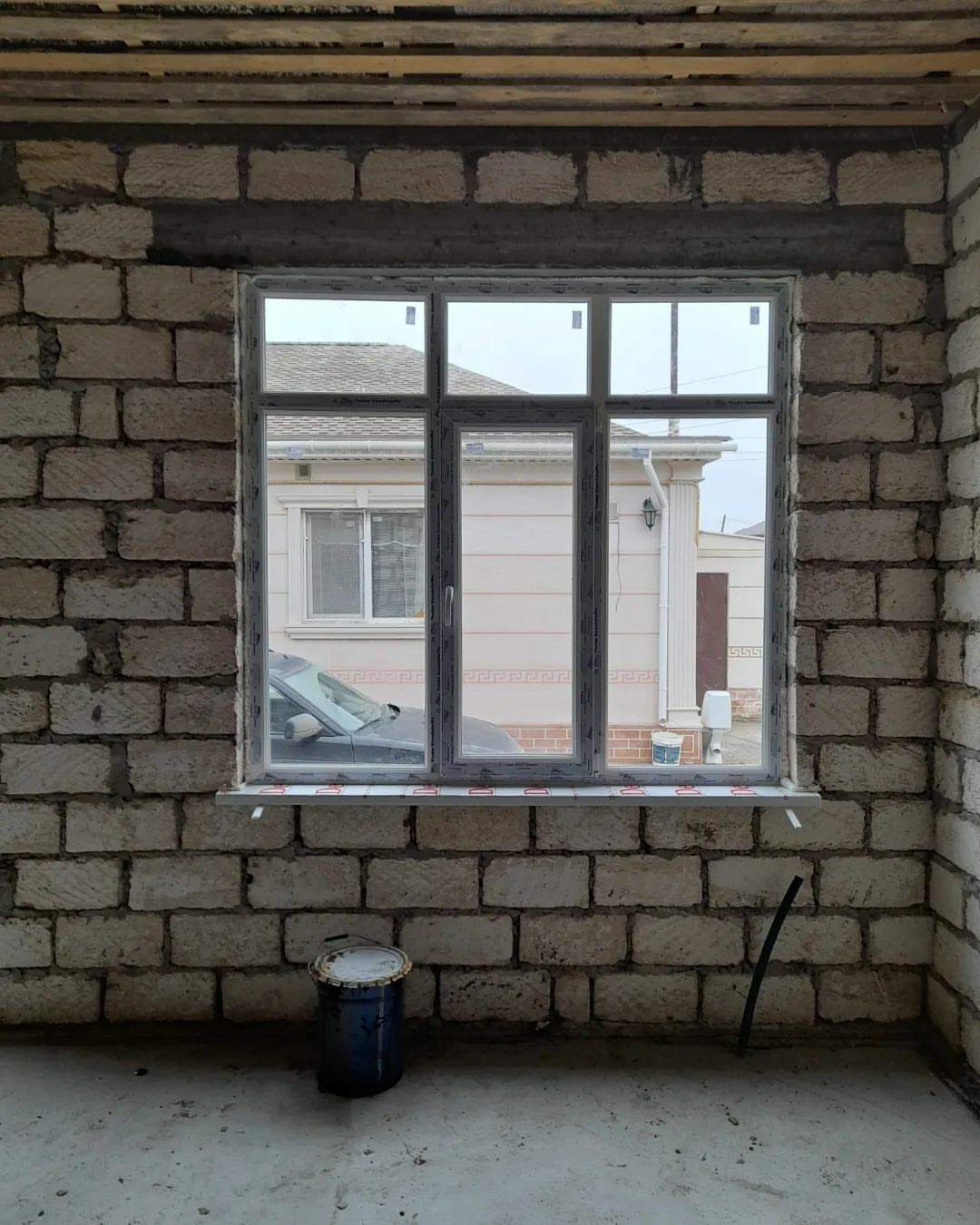 Двухстворчатое белое окно в стене жилого дома, вид с улицы, Атырау